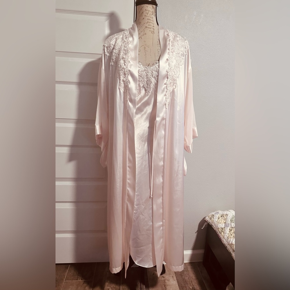 Vintage Alexandra Nicole long peach nightdress Satin like Robe and Nightgown Set - Picture 3 of 9